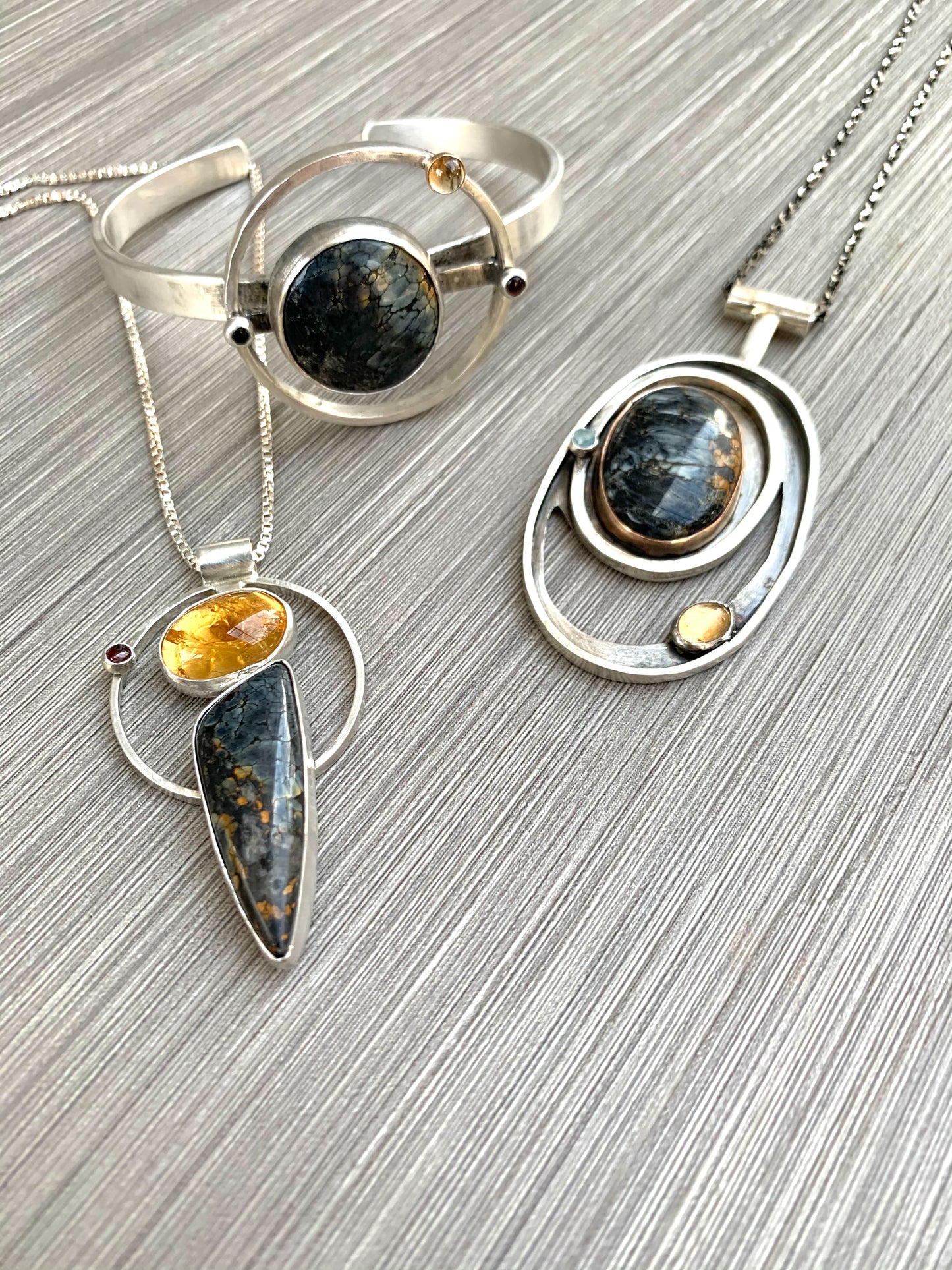 Orbite Elliptique Pendant Necklace