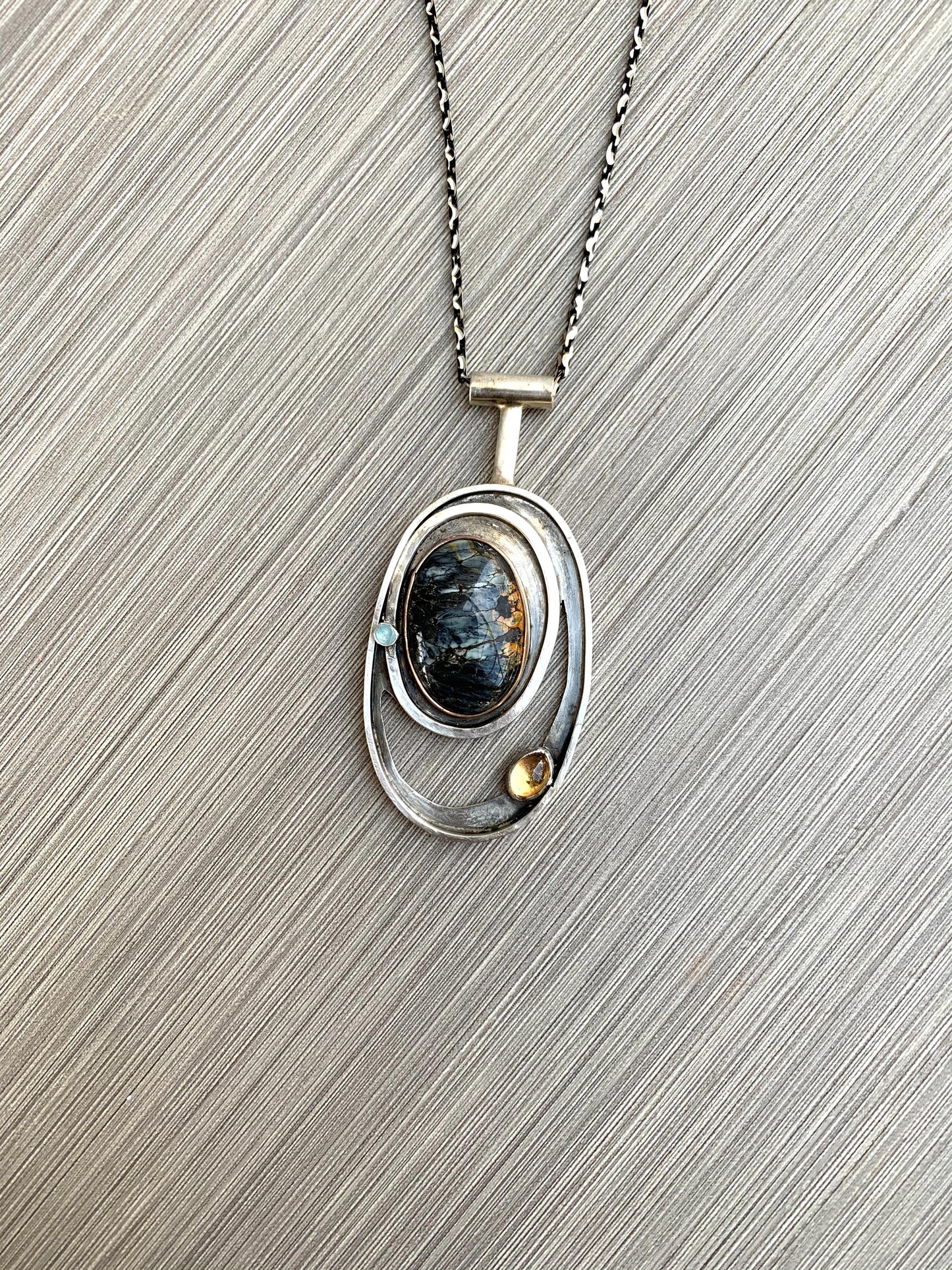 Orbite Elliptique Pendant Necklace