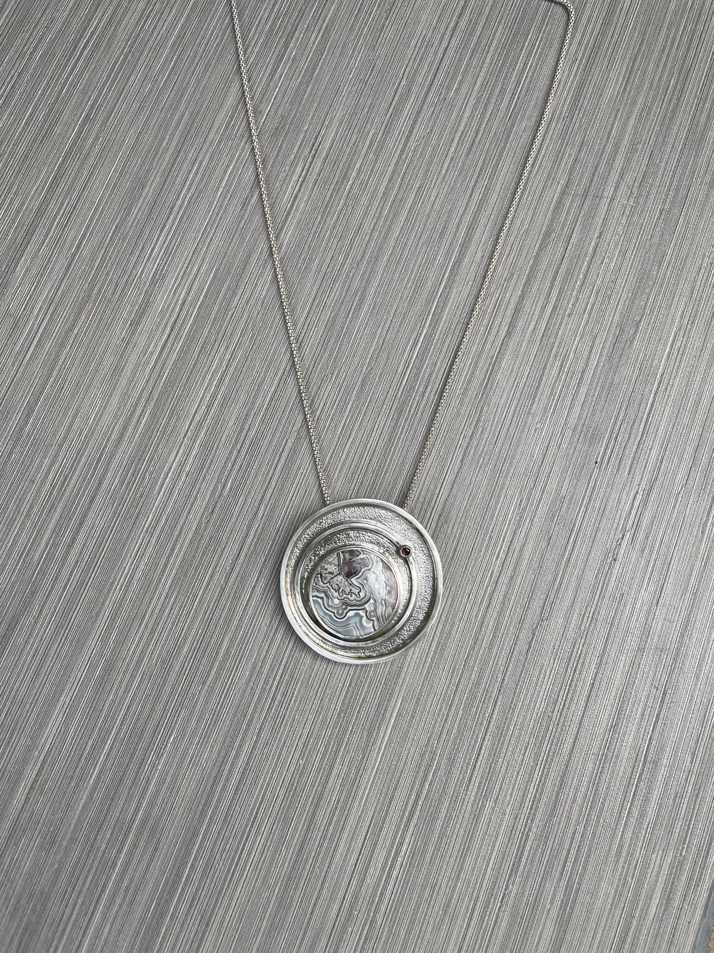 Laguna Lace Agate Orbite Mystère Pendant Necklace