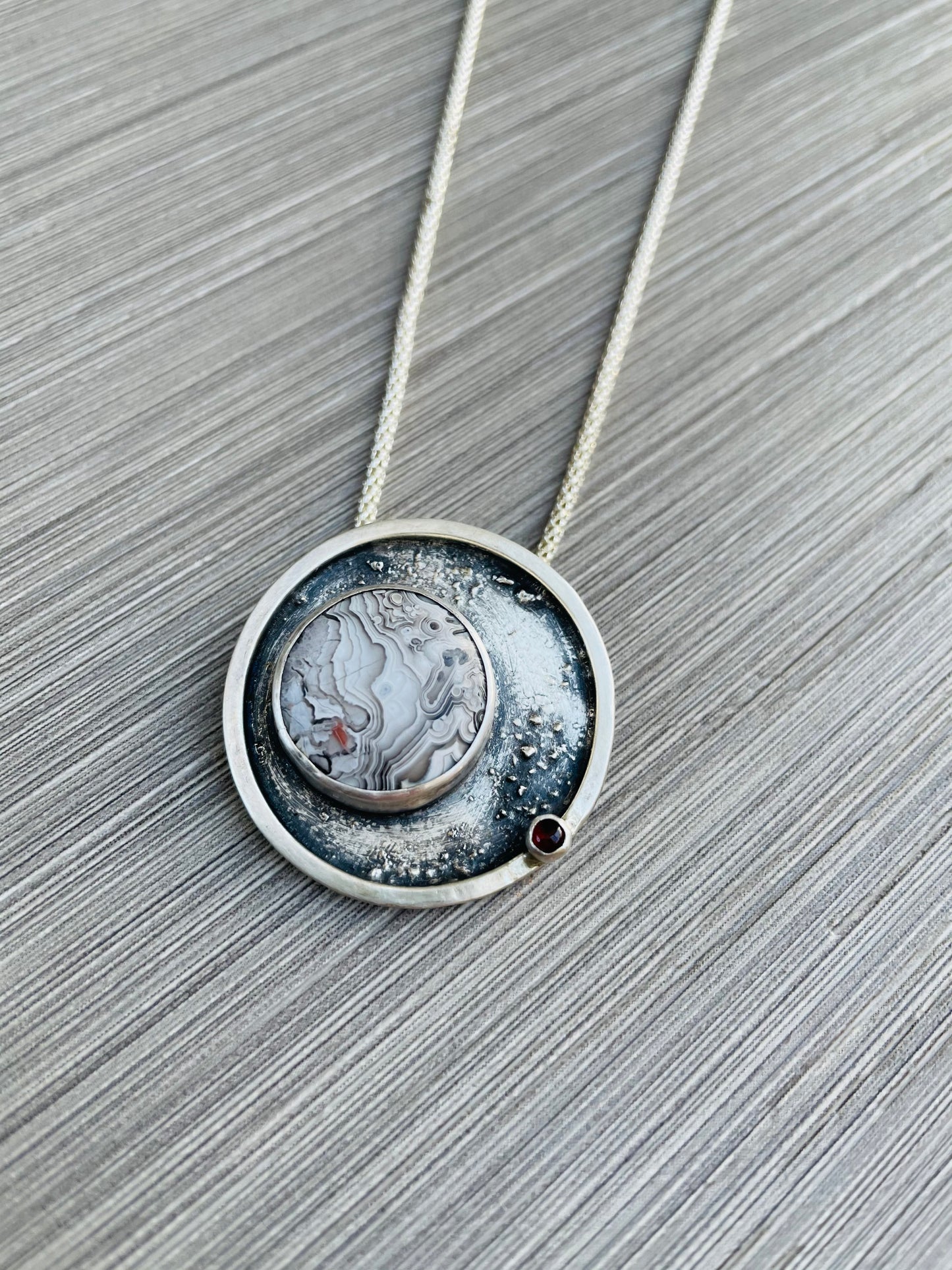 Laguna Lace Agate Petite Orbite Mystère Pendant Necklace